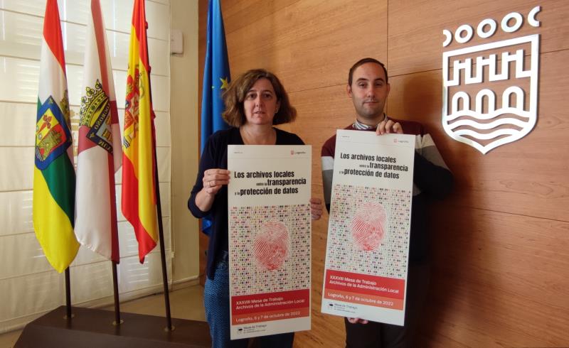 Adrián Calonge_concejal de Patrimonio - Isable Murillo_responsable Archivo Municipal (3-1