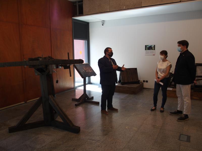 Comisario expo_Rubén Sáez_y concejales Carmen Urquía y Kilian Cruz