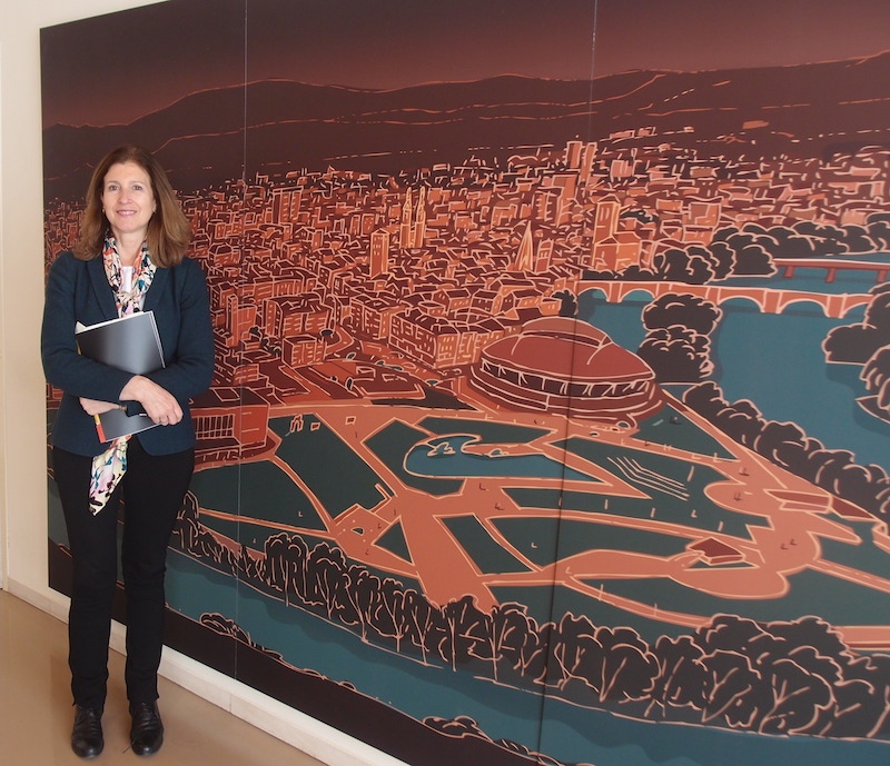 La concejal de Transparencia, Mar San Martín, junto a una imagen de la ciudad
