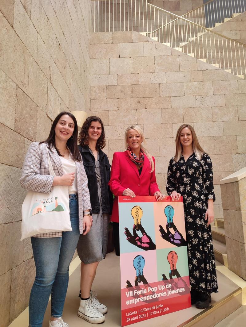 IMG_20230426_Beatriz Nalda con emprendedoras