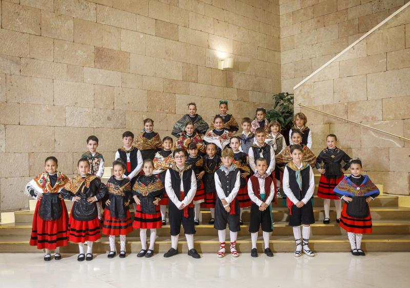 foto niños y niñas escaleras Ayto
