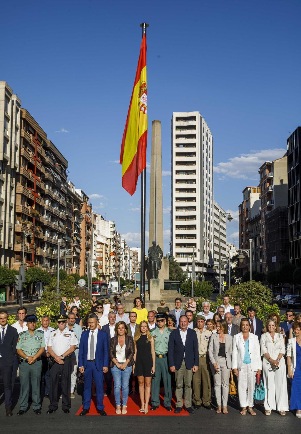 Acto de izado de la bandera frente al Monumento al Labrador