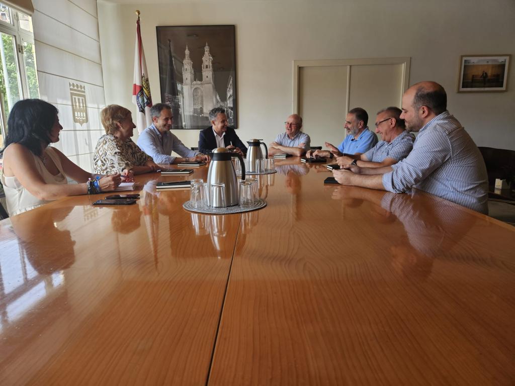 Imagen El alcalde de Logroño recibe al presidente de Cruz Roja en La Rioja