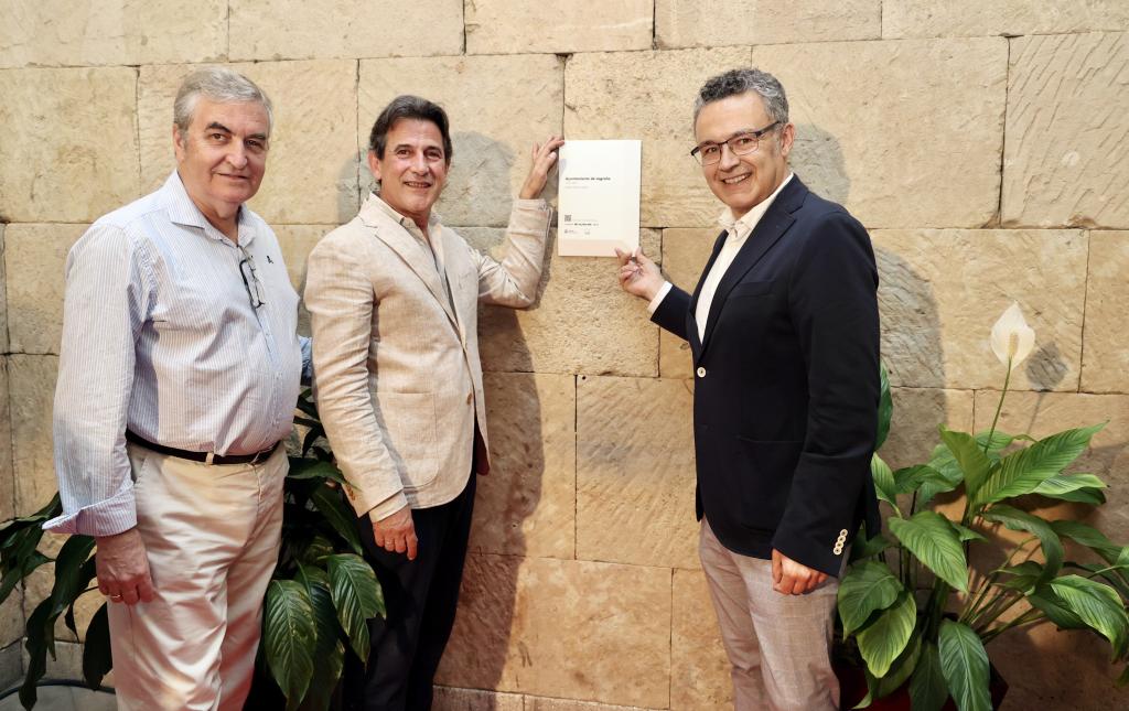 Imagen El Ayuntamiento de Logroño ya luce la placa de la Fundación Docomomo que reconoce el valor arquitectónico del edificio consistorial