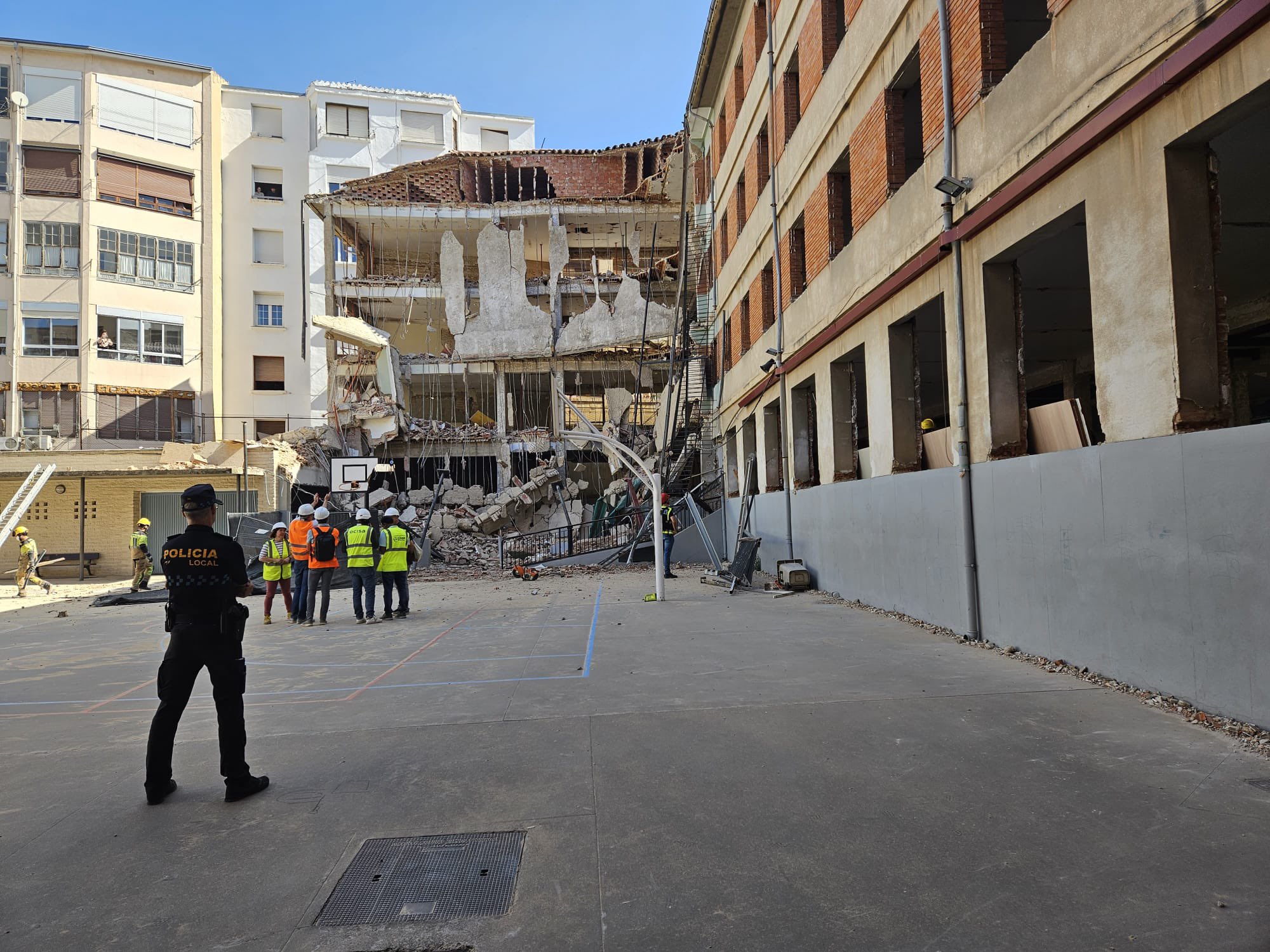 Imagen Aparece el cuerpo sin vida del trabajador atrapado en el derrumbe parcial del edificio anexo al colegio Adoratrices