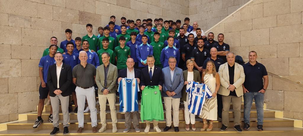 Foto de familia de la 5ª edición del torneo de fútbol juvenil 'Ciudad de Logroño'
