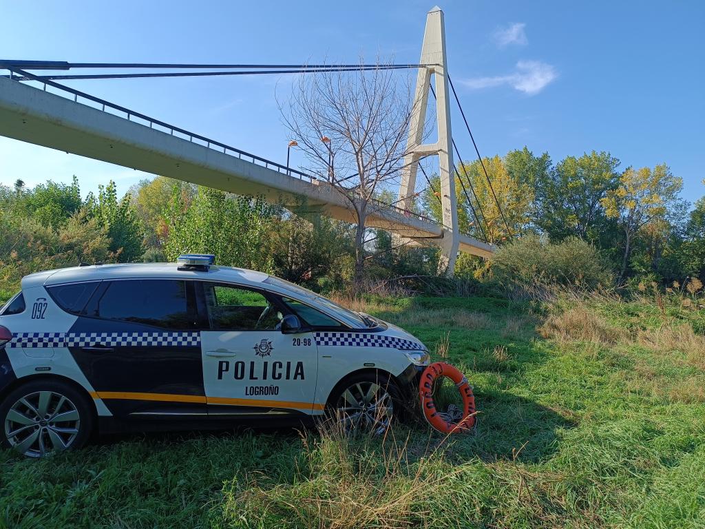 Imagen Un ciudadano y dos agentes de la Policía Local rescatan a una persona que se había precipitado al río Ebro