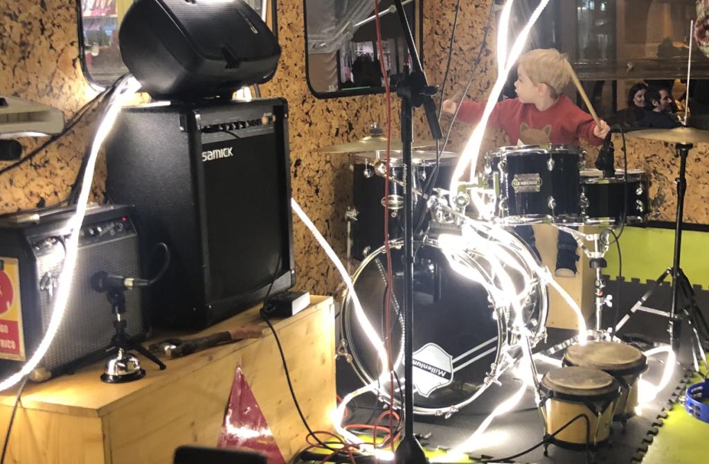 Imagen Poty Foronda y Siti Lee conectan rock y narrativa en CUÉNTALO en una abarrotada Casa de la Imagen