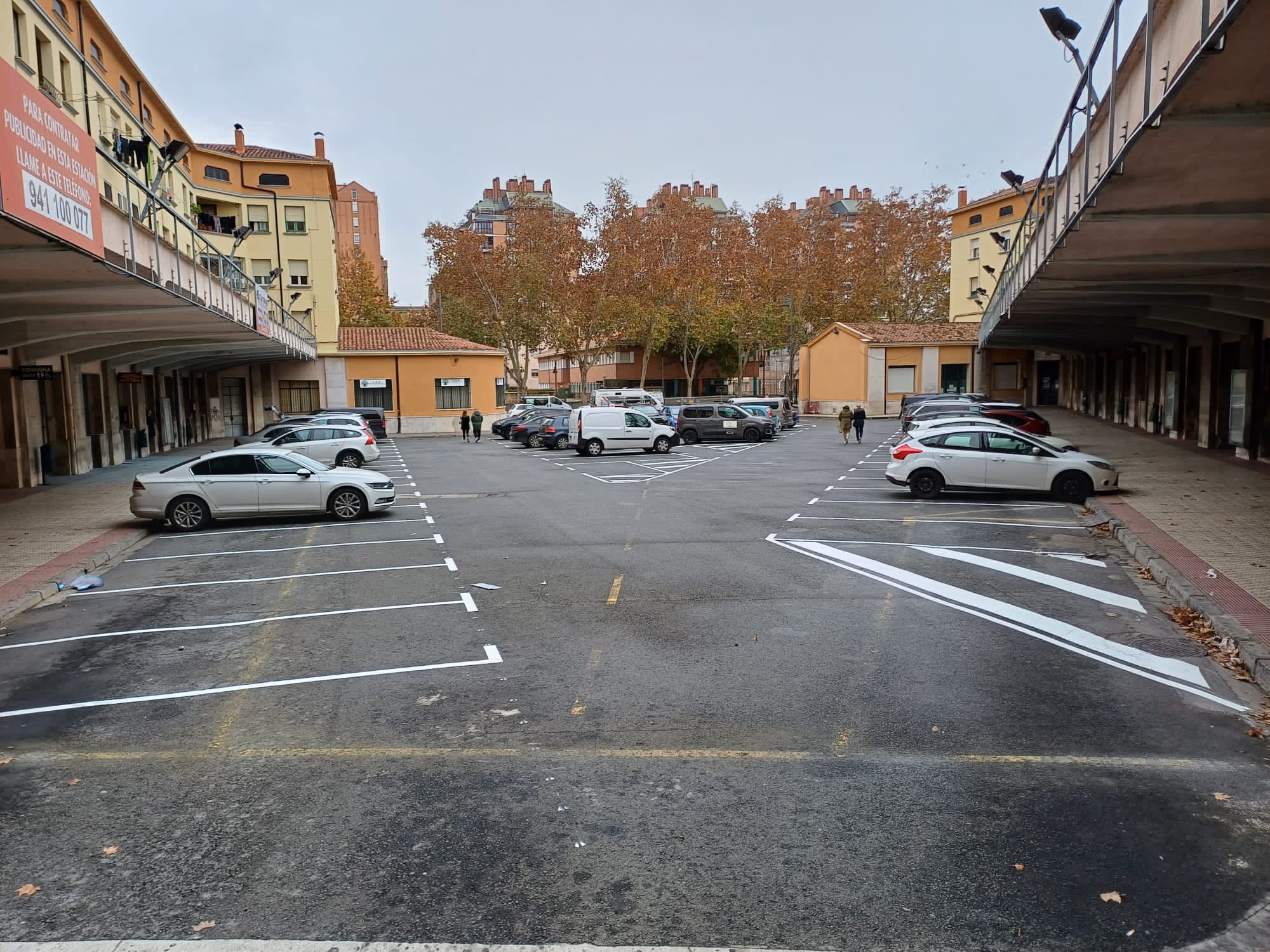 Imagen El aparcamiento provisional de la antigua estación aporta desde hoy 65 nuevas plazas mientras se realiza el centro intergeneracional y se integra con la plaza de la Alhóndiga