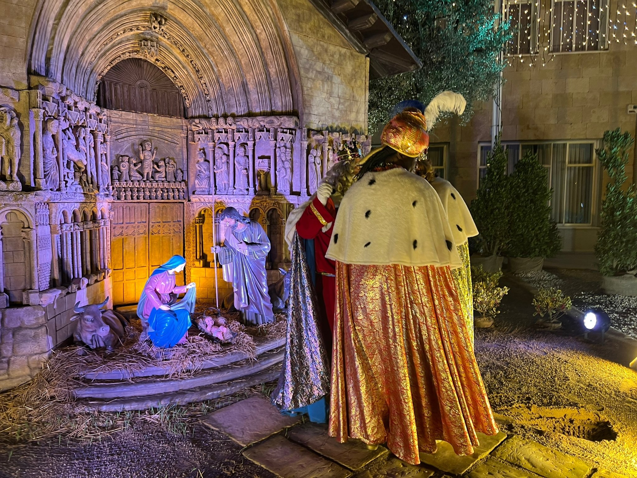 Imagen Mañana se abre el plazo para participar en el sorteo que permitirá acudir a la visita de los Reyes Magos el 5 de enero a la pista de hielo del CDM Lobete