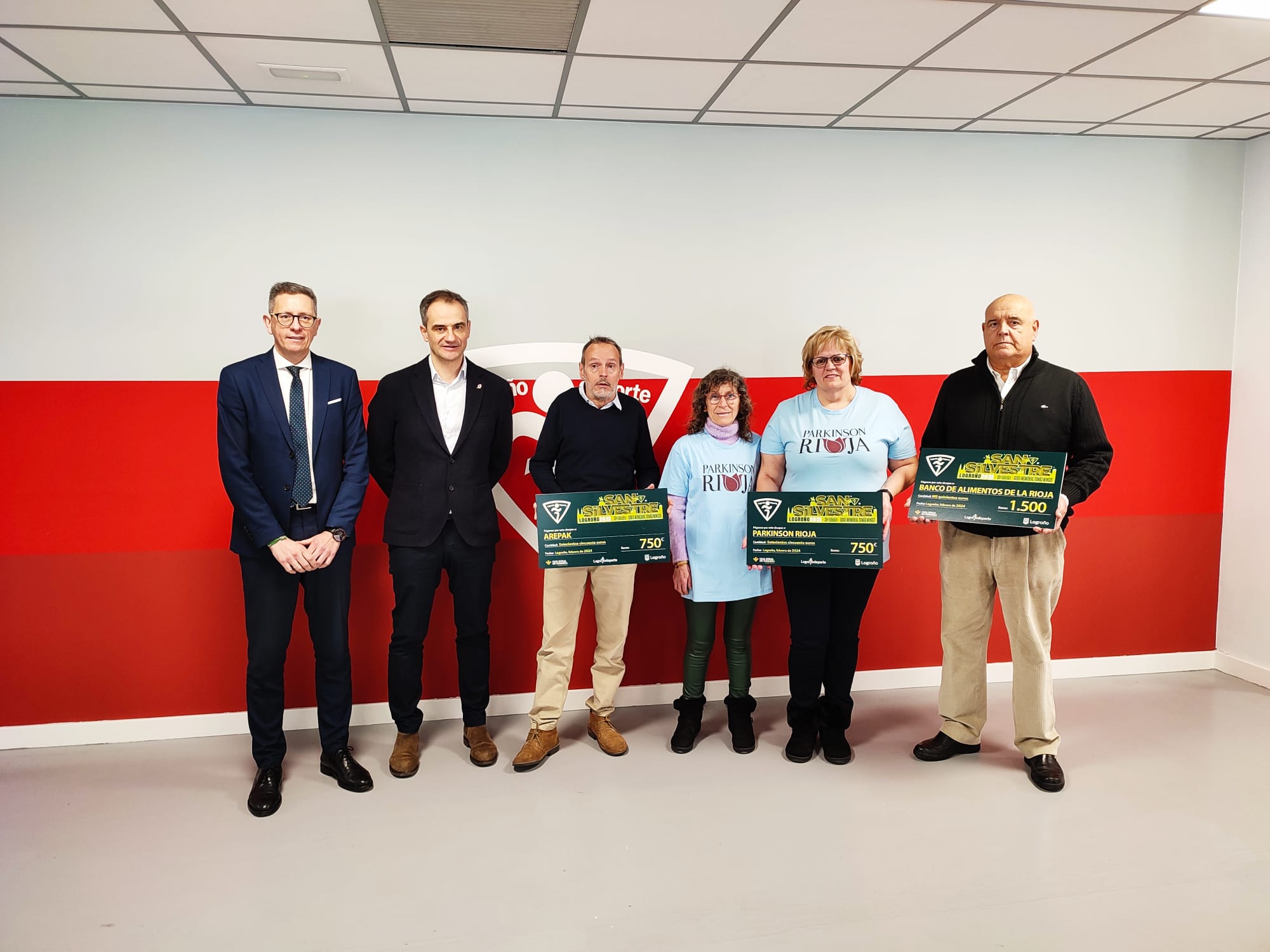 Entrega de los cheques de la aportación solidaria de la San Silvestre 2023