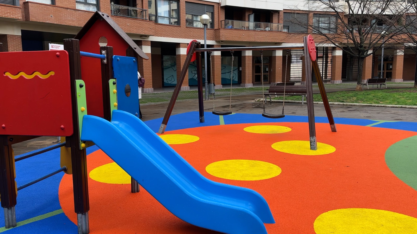 Zona de juegos infantiles de la Plaza Martínez Flamarique
