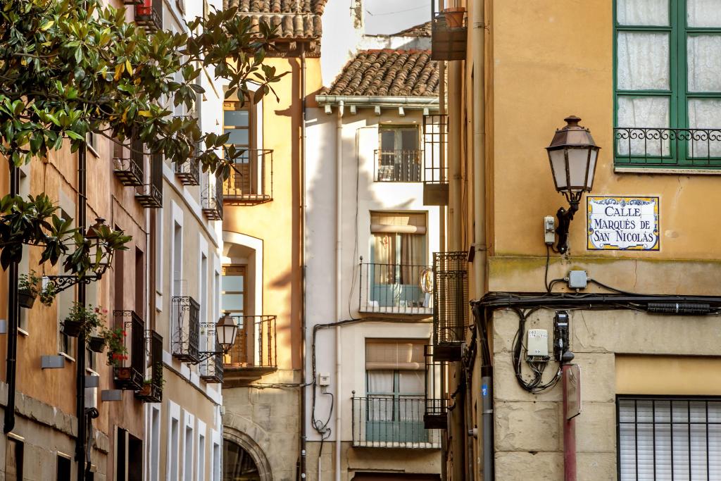 Imagen En marcha las medidas del plan de choque para el Casco Antiguo: suspensión de la concesión de licencias de terrazas, refuerzo de la labor inspectora, policial o de limpieza e impulso a nuevas viviendas en la zona