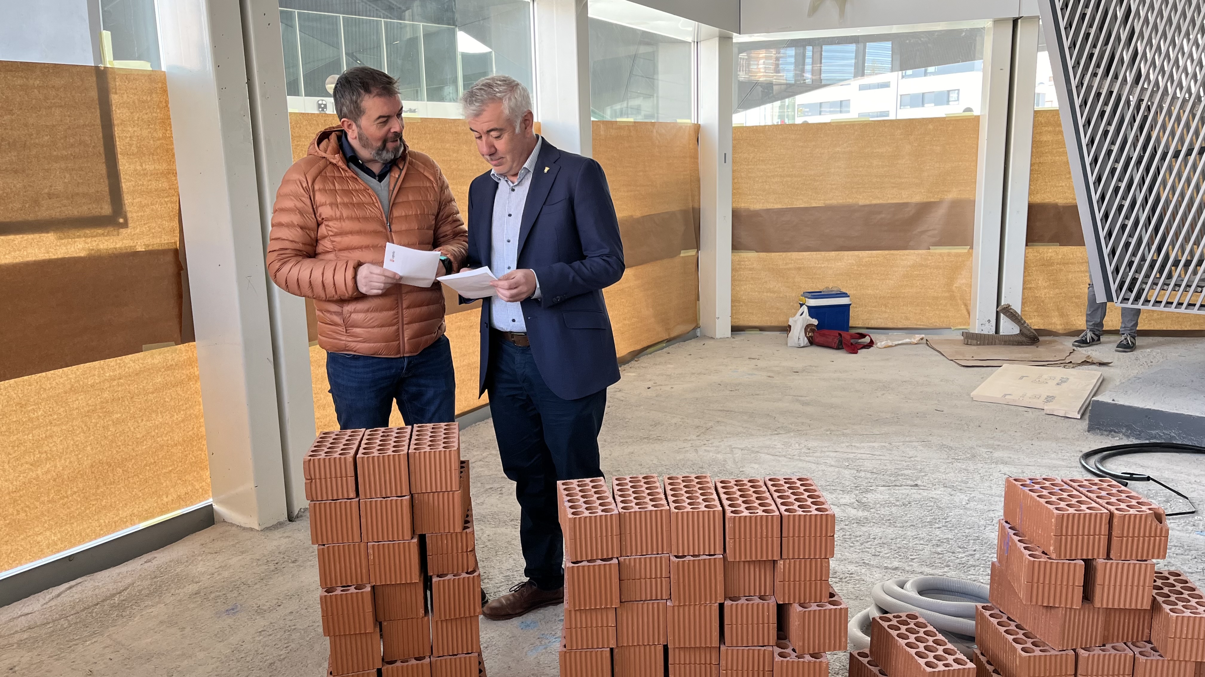 El concejal de Movilidad, Ángel Andrés, ha visitado las obras de la cafetería de la estación de autobuses