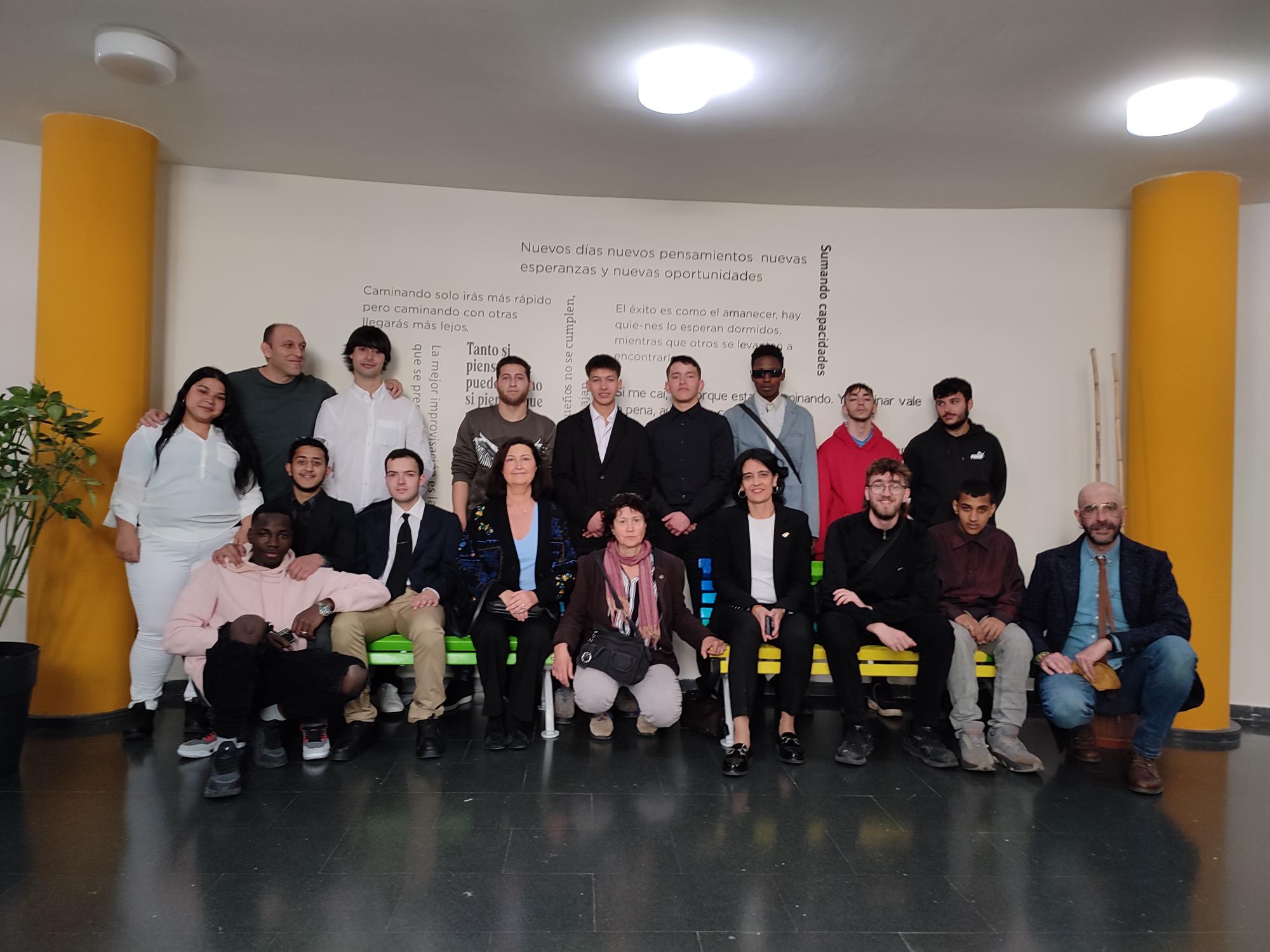 Imagen Patricia Sainz entrega los diplomas a los 13 alumnos de la Escuela Taller ‘Habitar en verde’ que han superado el periodo de formación