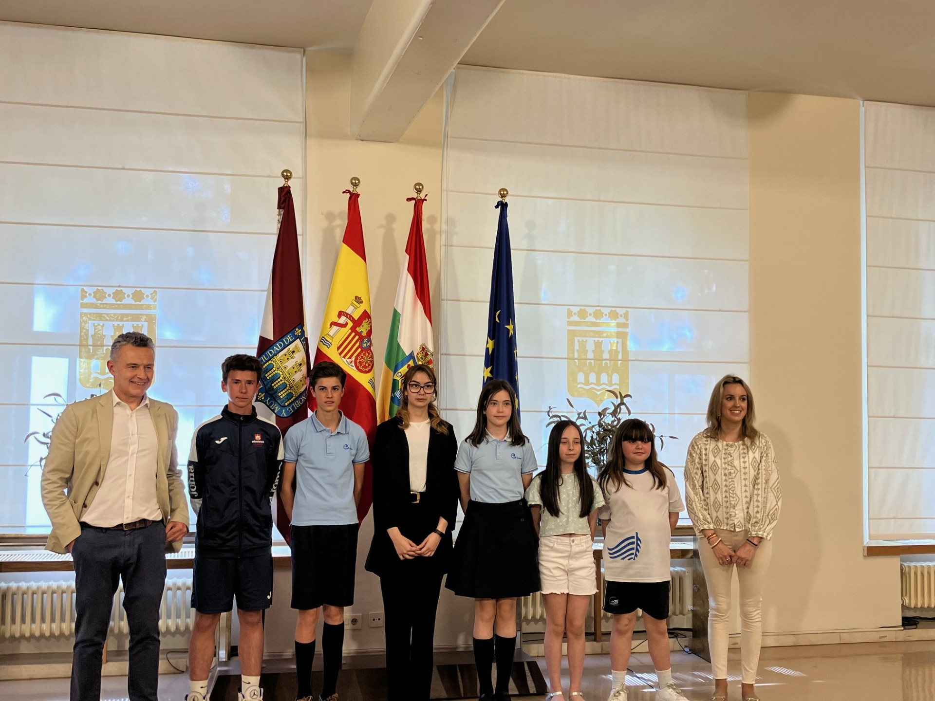 El alcalde y la concejala de Festejos, con los ganadores del concurso escolar de redacción y dibujo sobre la Muralla del Revellín