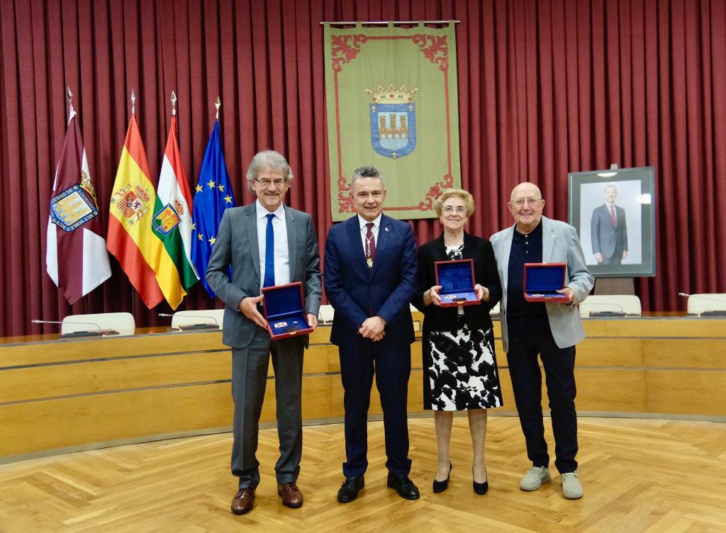 Imagen El alcalde de Logroño entrega las insignias de San Bernabé a Angélica Sáenz Ruiz-Navarro, Rafael Jacinto Ibarrula Roldán y José Manuel Calzada Calzada