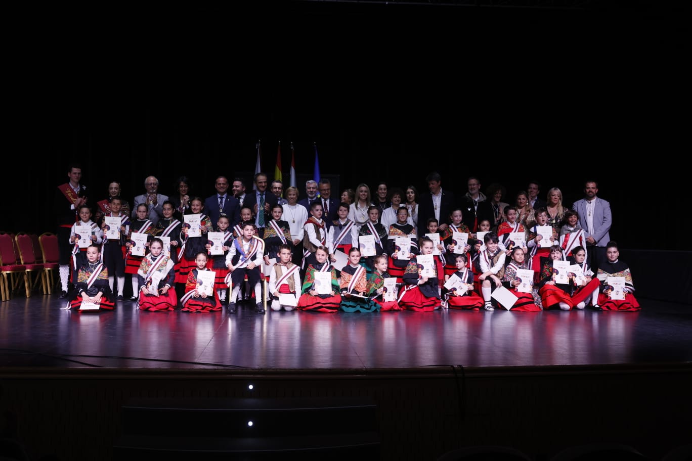 Imagen El Ayuntamiento de Logroño ha impuesto esta tarde sus bandas a las niñas y los niños representantes de la ciudad, dentro del programa de San Bernabé 2024
