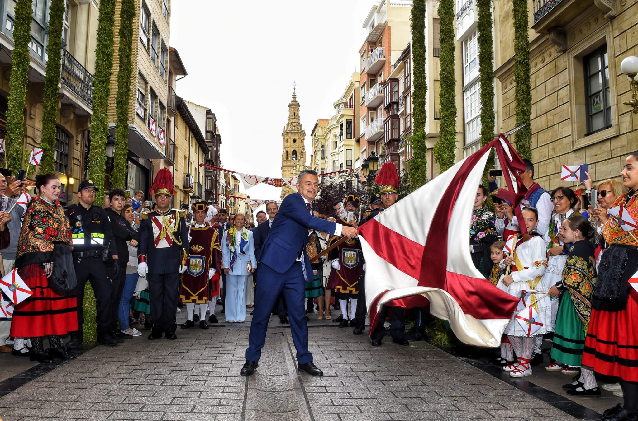 Imagen El alcalde dedica los banderazos a las madres logroñesas, al comercio y a la ciudad de Logroño del Ebro, del Camino, diverso, joven y de futuro que construimos entre todos
