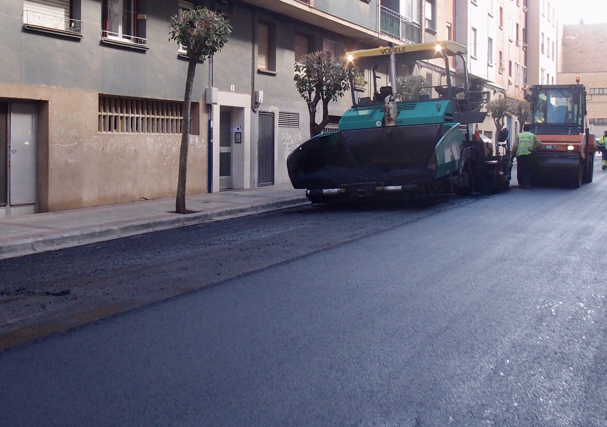 Imagen Ya está en marcha la nueva campaña municipal de asfaltado y refuerzo de firme en diferentes calles