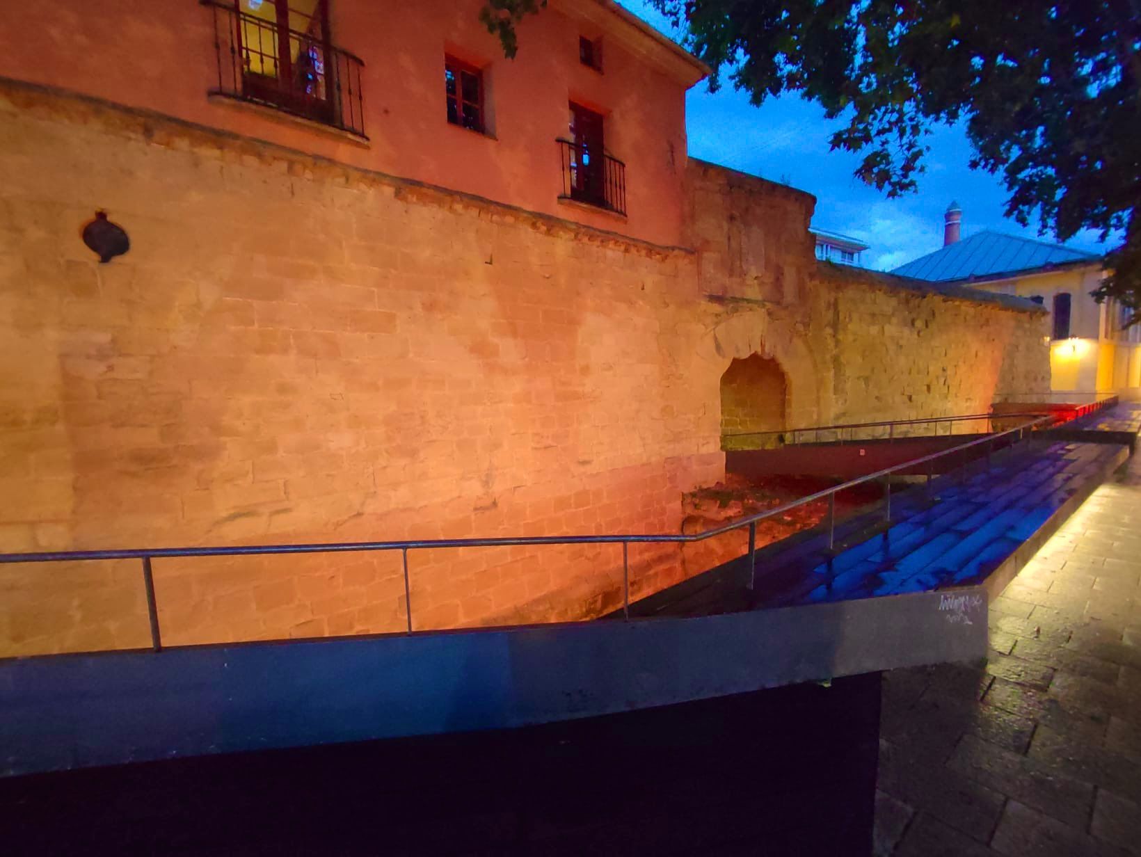 Revellín iluminado con los colores de la bandera española