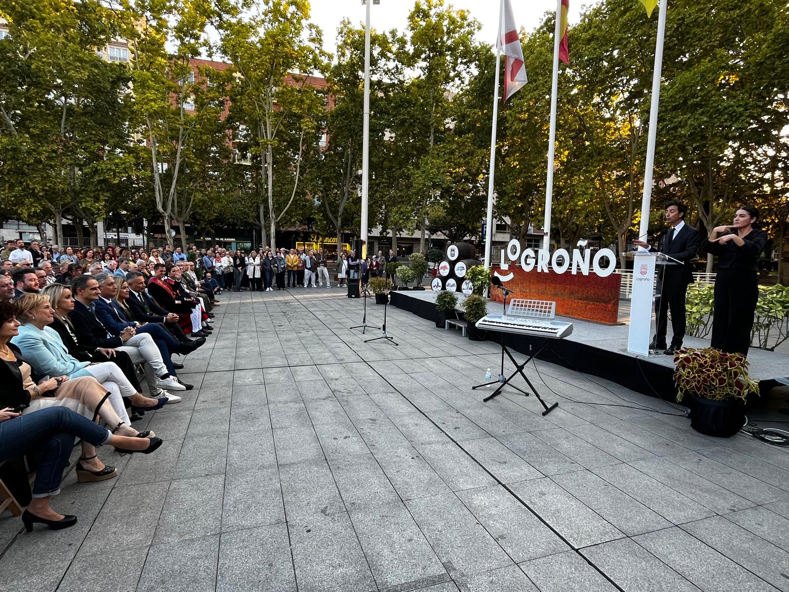 Imagen La Plaza del Ayuntamiento acoge la lectura del pregón y la imposición de los pañuelos de las fiestas de San Mateo