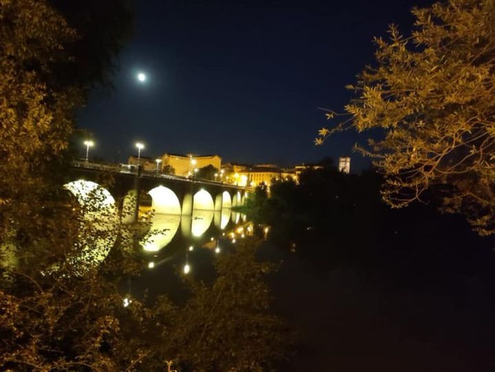 Puente de Piedra iluminado de dorado para sensibilizar sobre el cáncer infantil