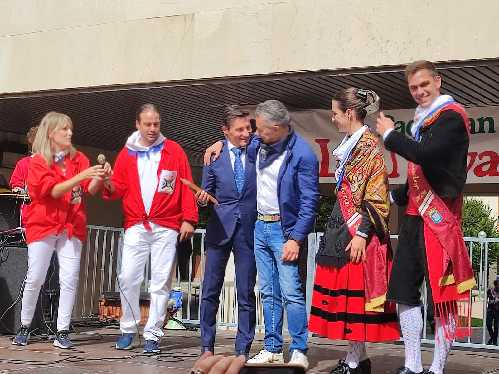 Acto de entrega de llaves de la Peña Logroño a Urdiales