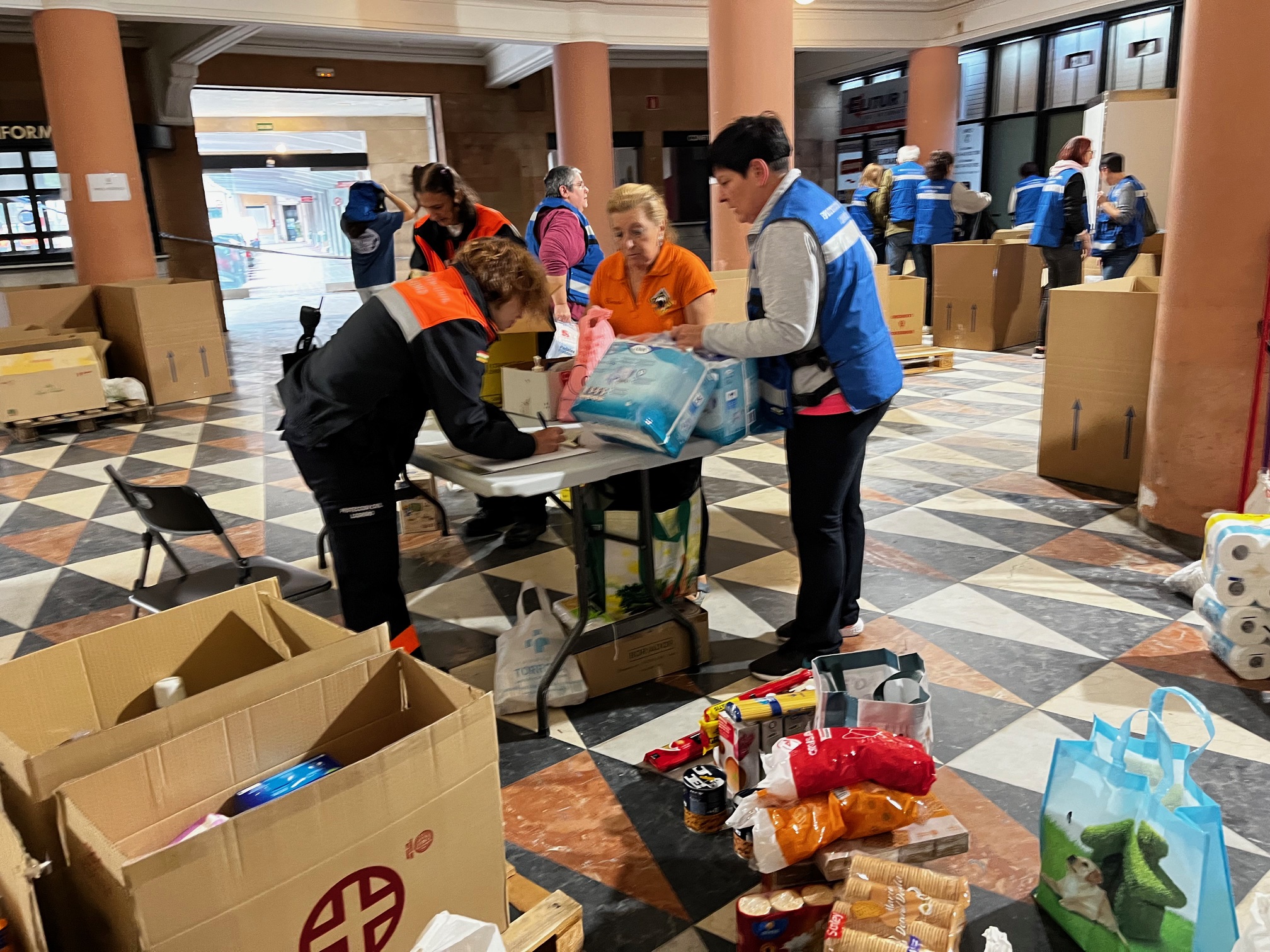 Imagen La primera jornada del dispositivo solidario para los afectados por la DANA se salda con 40.000 donaciones distribuidas en 172 palés