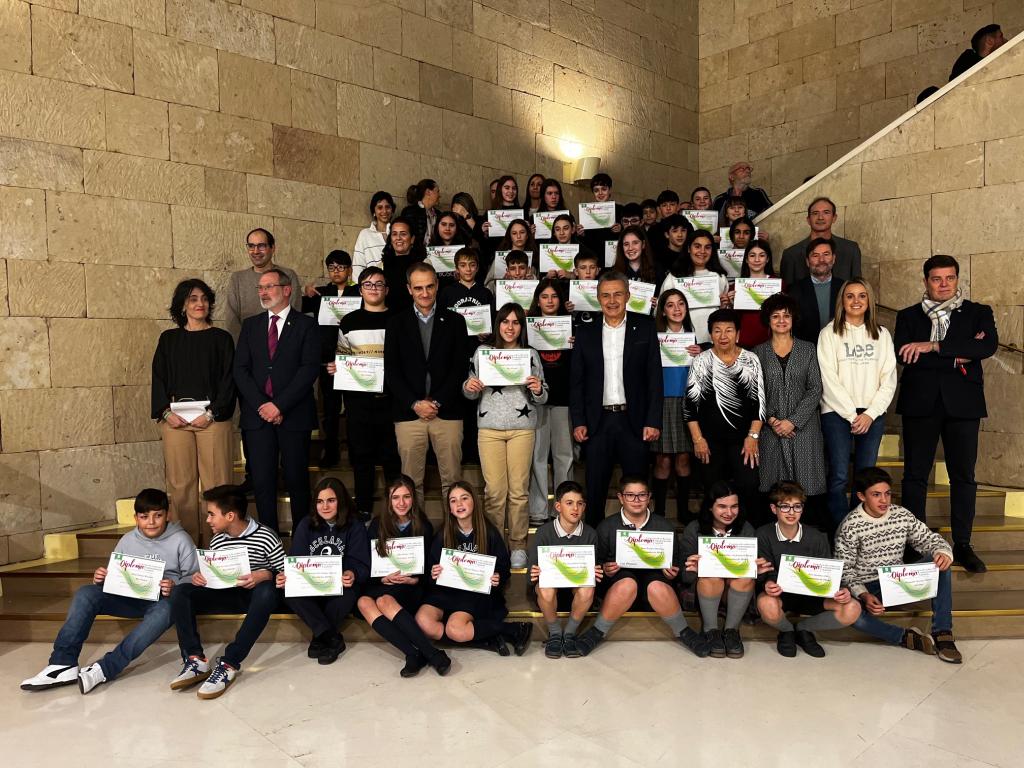 Imagen Juan Estepa, Alba Riaño y Raquel León, ganadores del concurso escolar de redacción sobre la Constitución Española, al que han concurrido más de 350 trabajos de 14 centros educativos