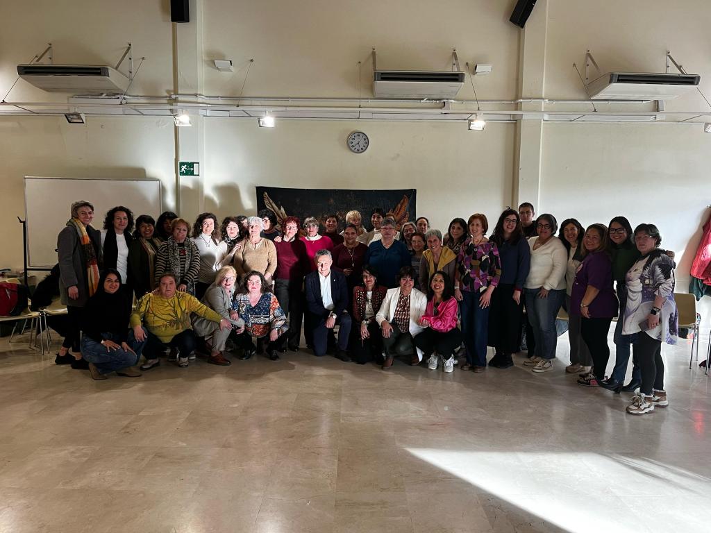 Imagen Escobar visita uno de los talleres para el desarrollo personal de mujeres organizado por Servicios Sociales del Ayuntamiento