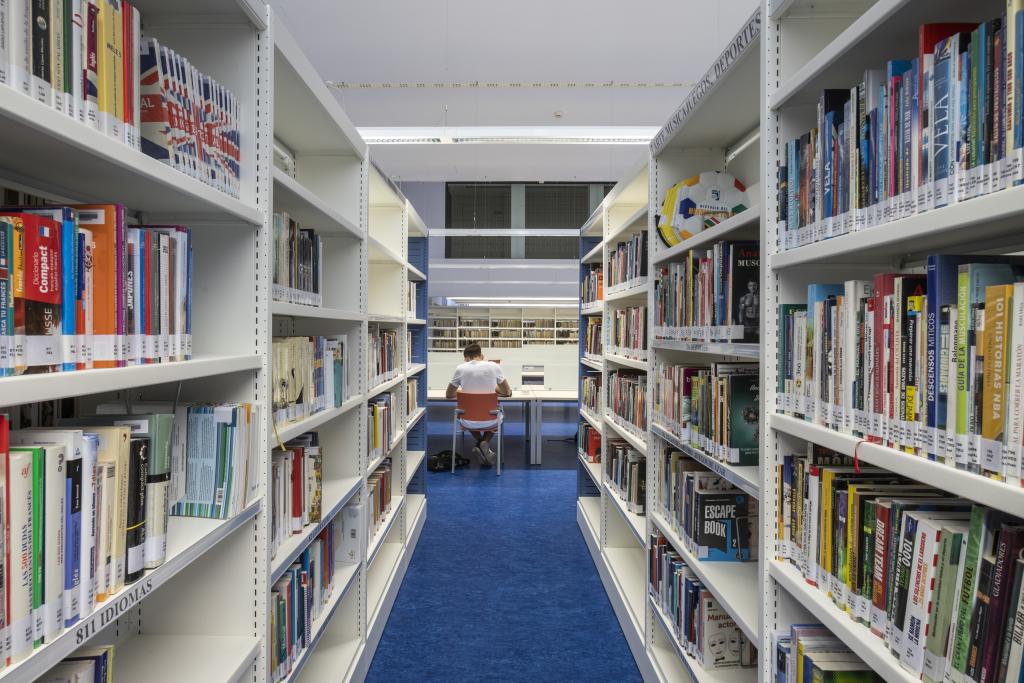 Imagen La Biblioteca Rafael Azcona mantendrá la actividad que le ha convertido en un referente cultural y educativo en Logroño