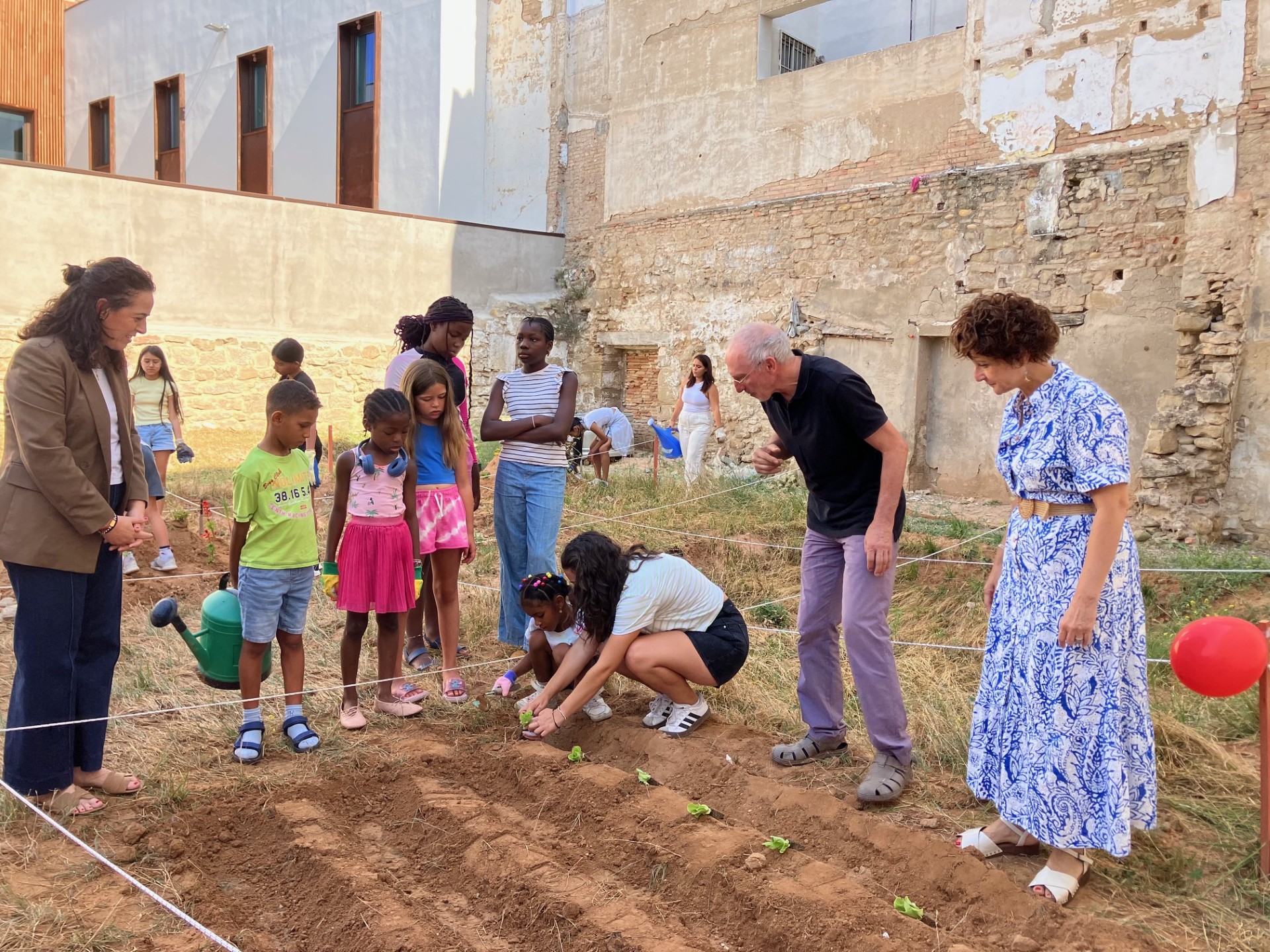 Visita al solar de Concéntrico con niños y niñas de APIR