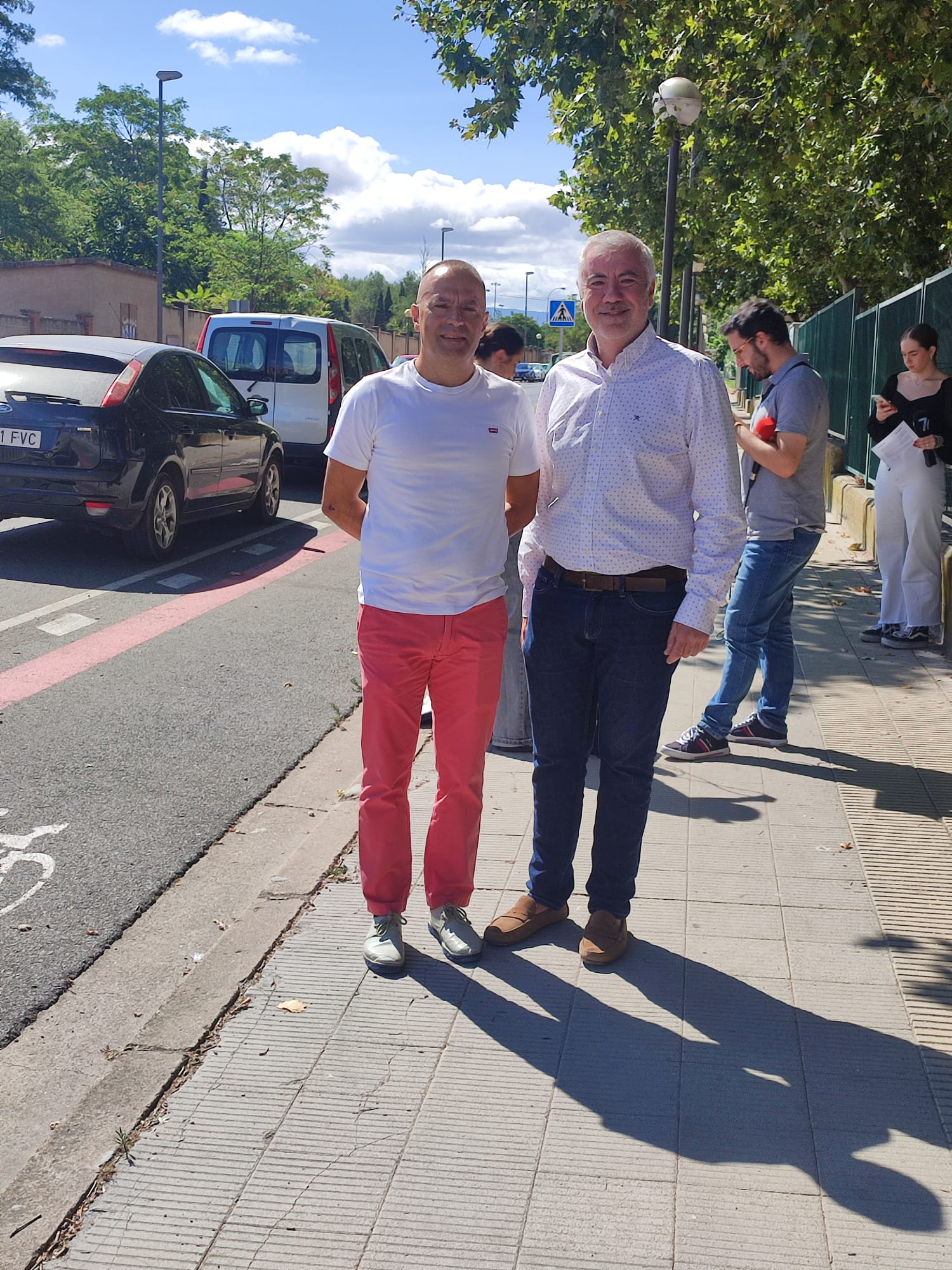 El director del CEIP Obispo Blanco Nájera y el concejal de Movilidad