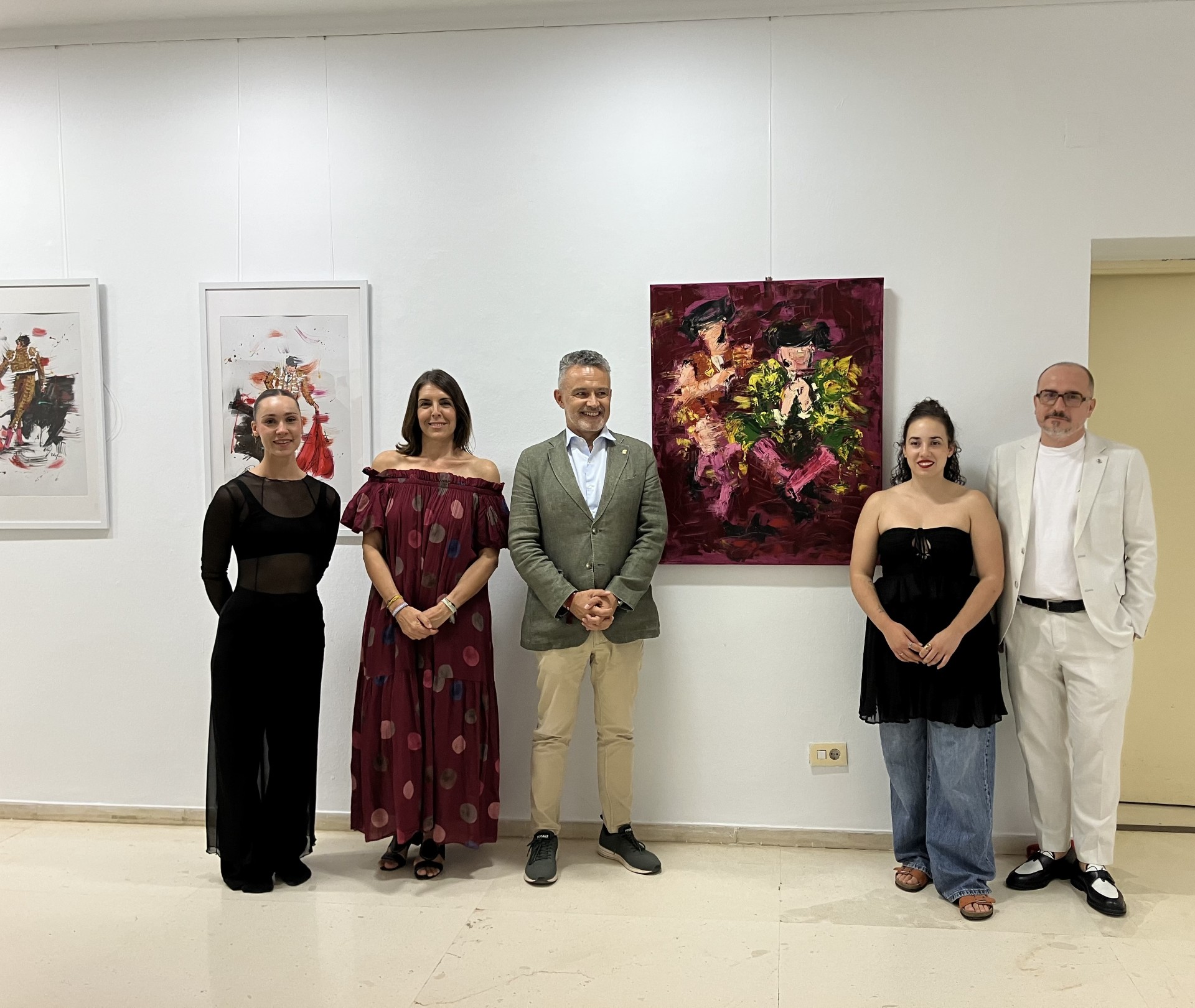 Imagen La Sala de Exposiciones del Ayuntamiento acoge la muestra RE-POSO, “un diálogo artístico entre tauromaquia y vino”