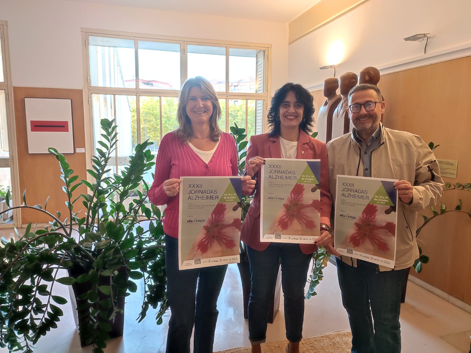 La concejala de Servicios Sociales, Patricia Sainz, junto a representantes de la Asociación AFA Rioja