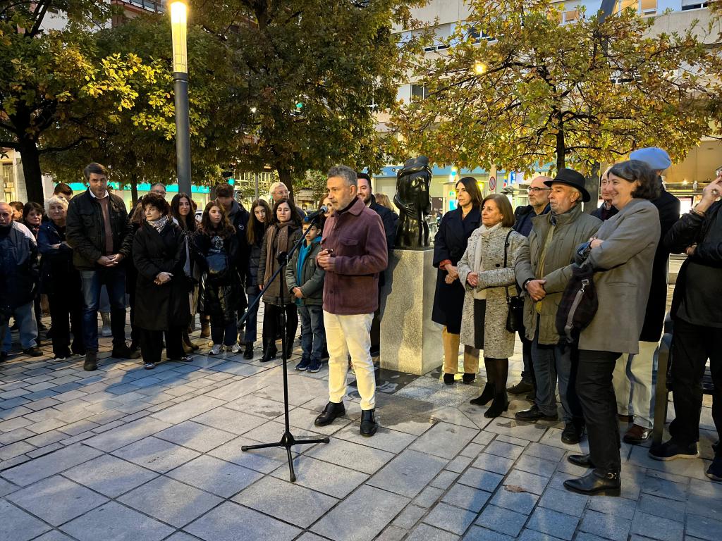 Imagen El alcalde de Logroño inaugura la escultura ‘El abrazo’, realizada por los artistas Rubio Dalmati y Narvaiza