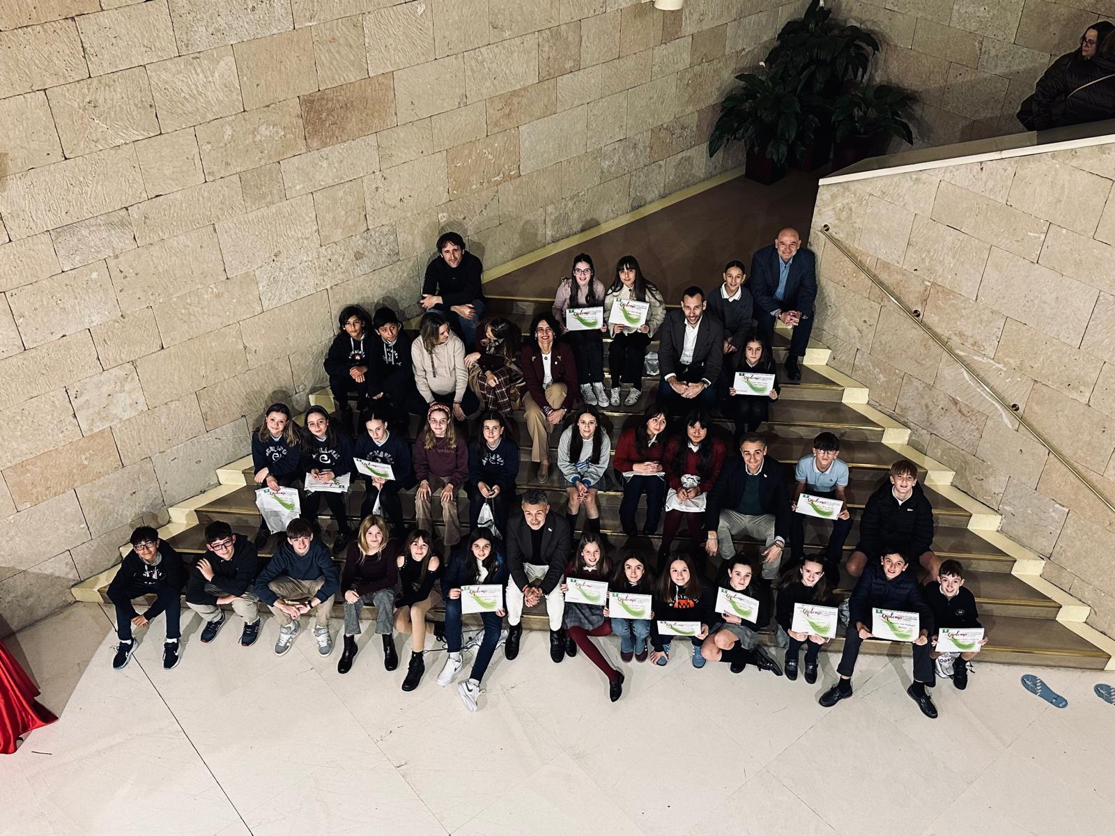 Imagen Cinthia Muñoz, Noemí Ruiz e Iker Ramírez, ganadores del concurso escolar de redacción sobre la Constitución Española, al que han concurrido más de 270 trabajos de 13 centros educativos