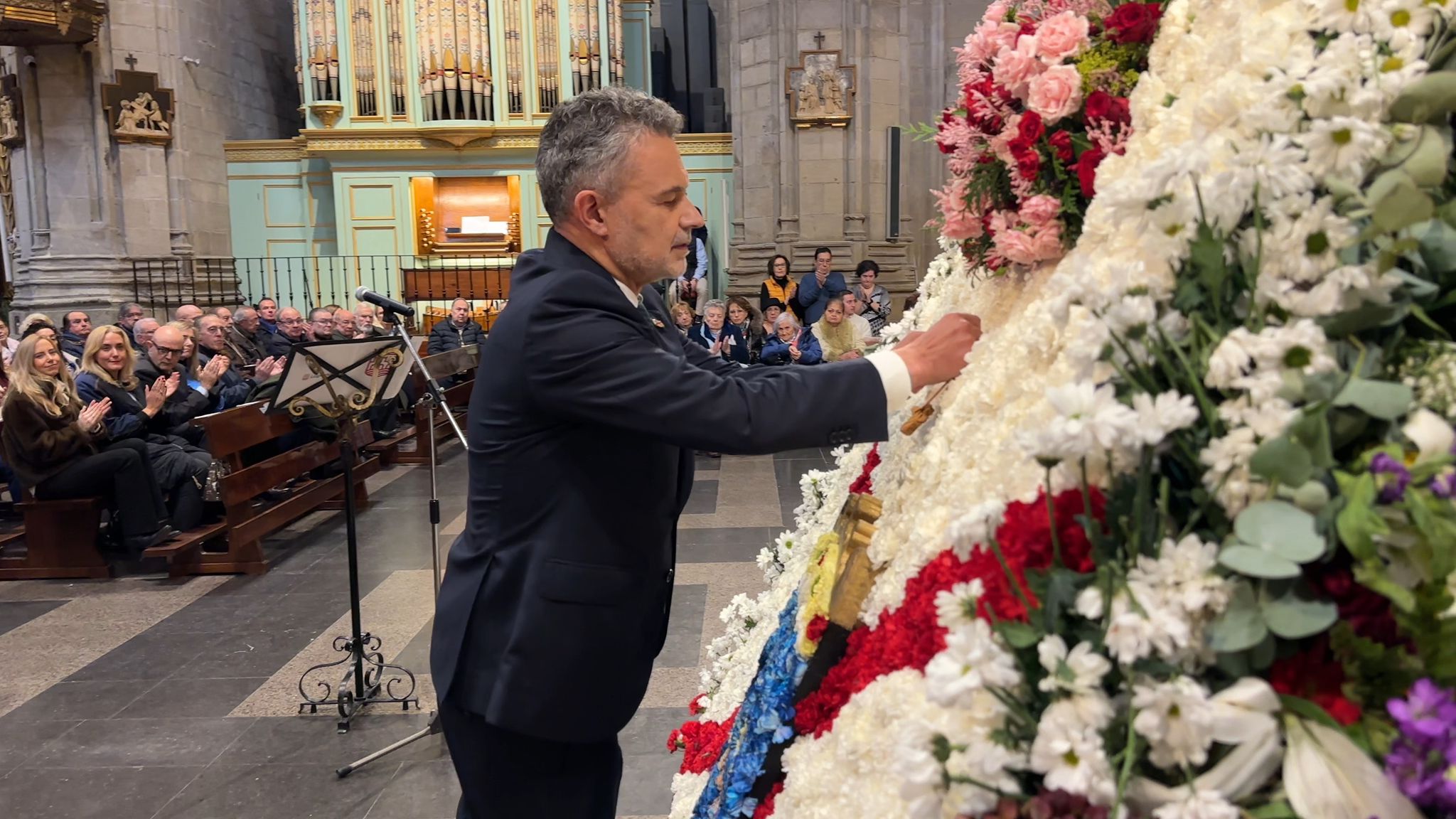 El alcalde de Logroño ofrece la cruz entregada por el alcalde de Belén a la Virgen de la Esperanza
