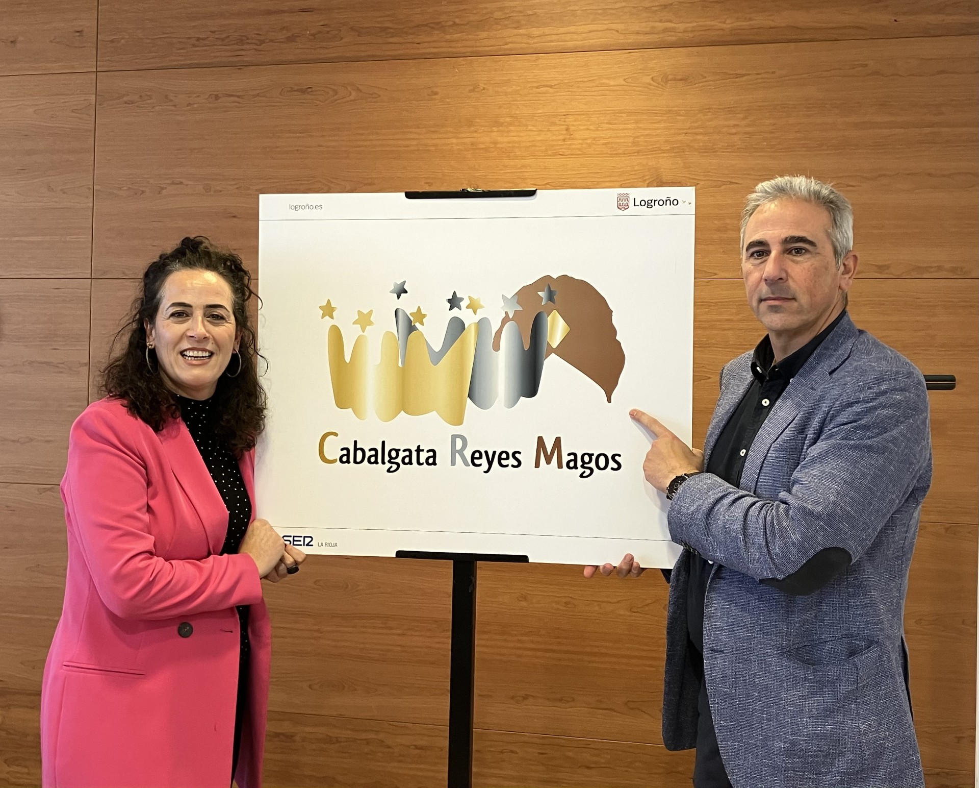 La concejala de Festejos y el representante de la Asociación Cabalgata de los Reyes Magos