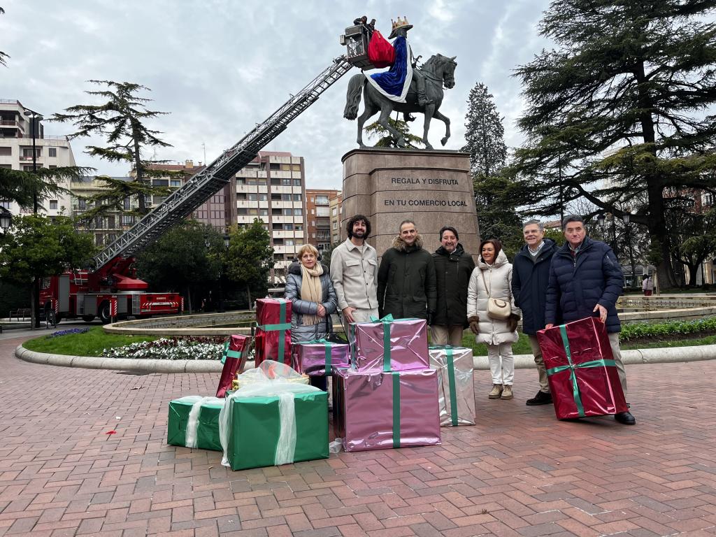 Imagen El monumento ecuestre al general Espartero, caracterizado como uno de los Reyes Magos de Oriente