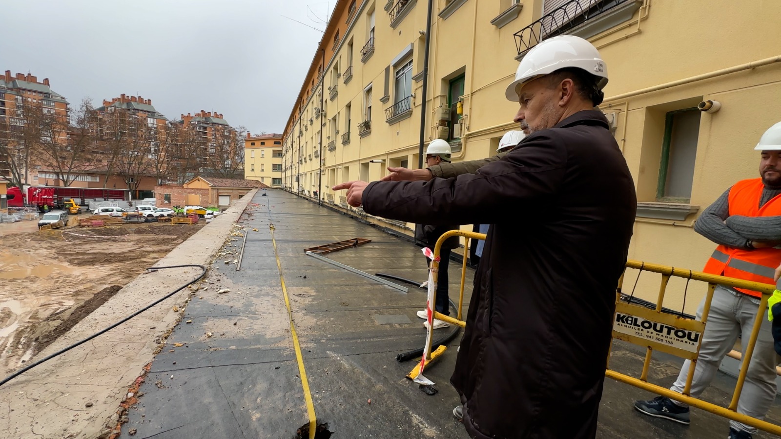 El alcalde de Logroño, durante la visita a las obras de la antigua estación de autobuses