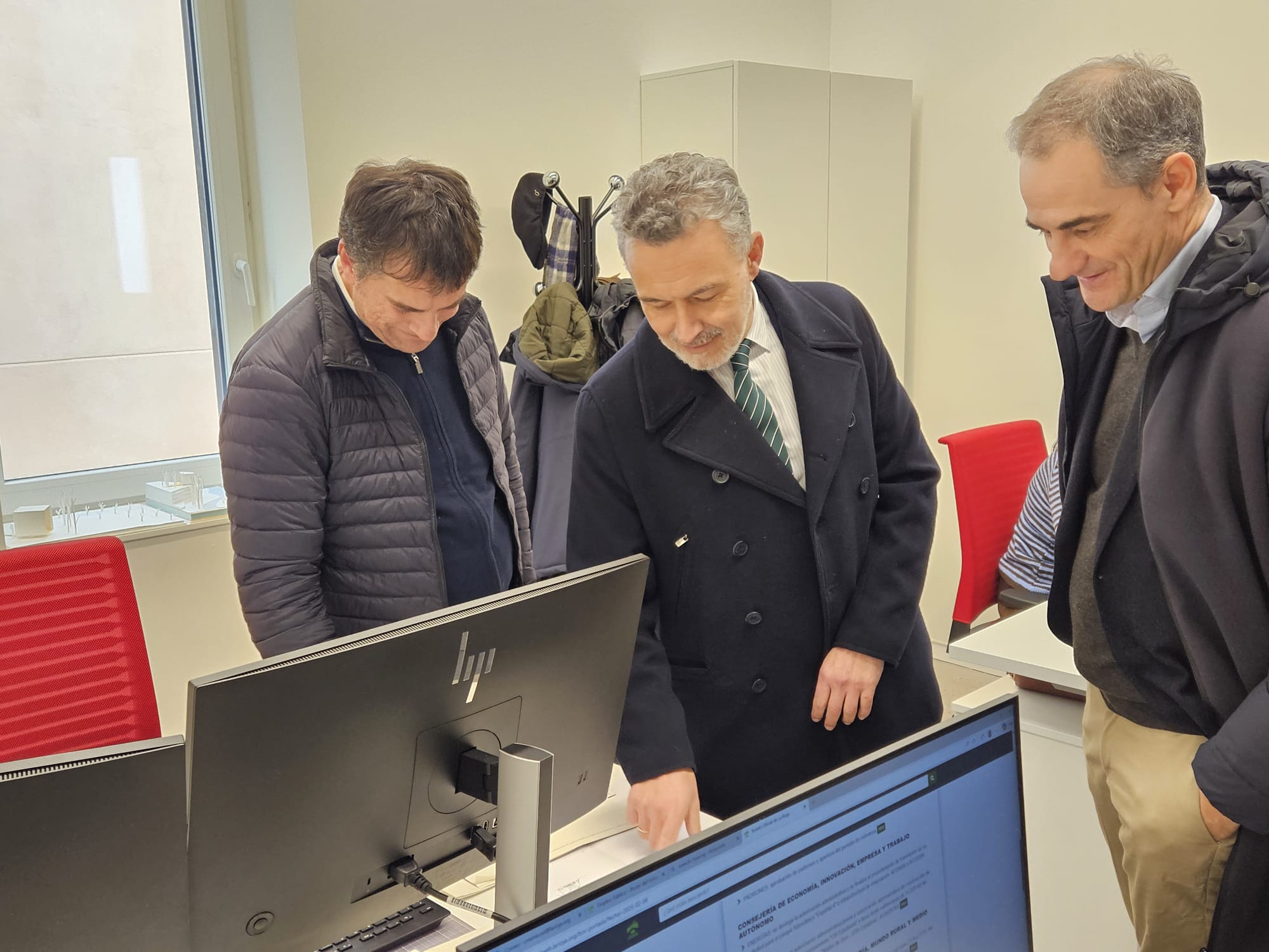Visita del alcalde al Colegio San Bernabé, en cuyas instalaciones desarrolla su actividad Tragsatec