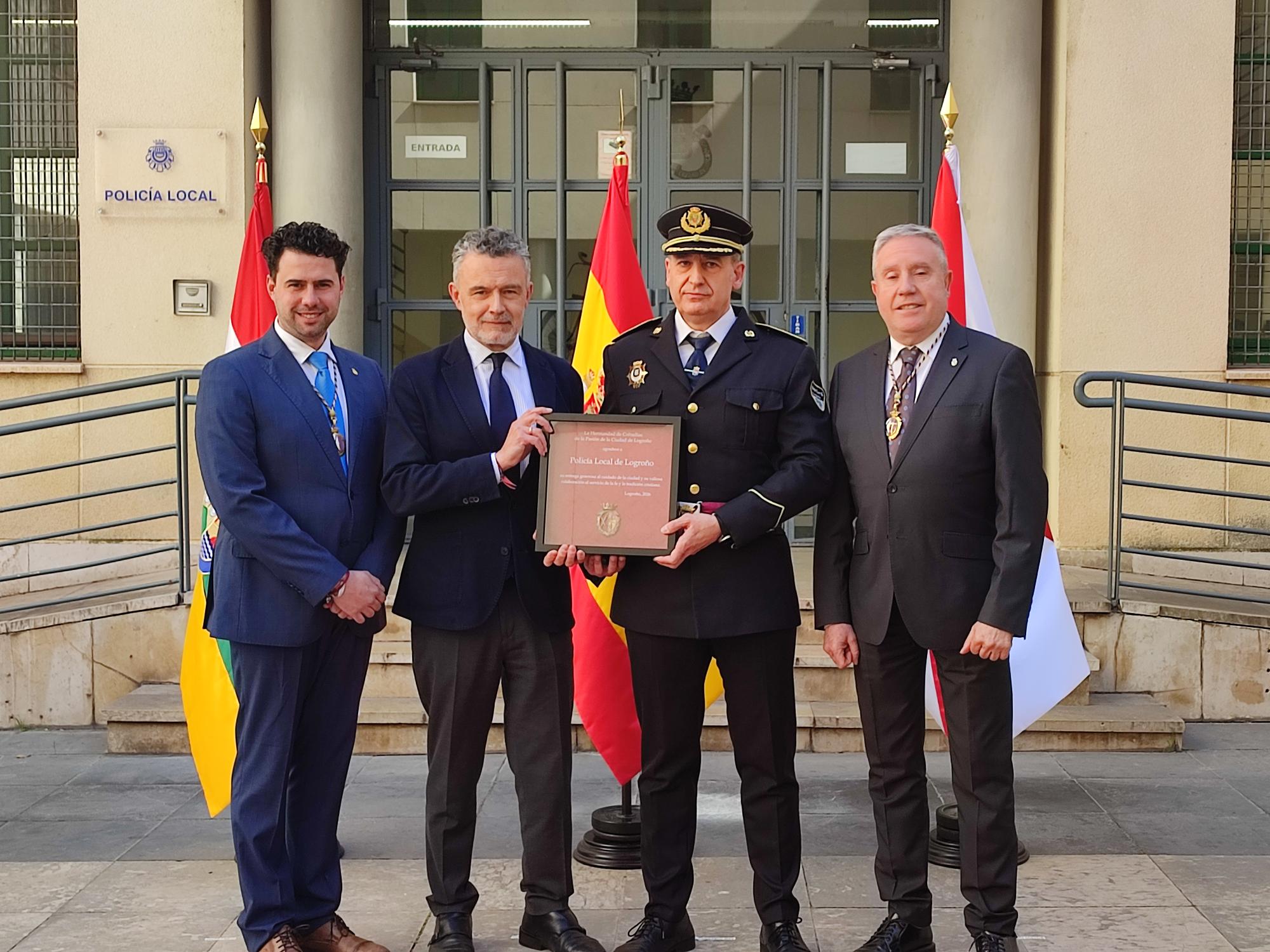 Entrega de la placa a Policía Local