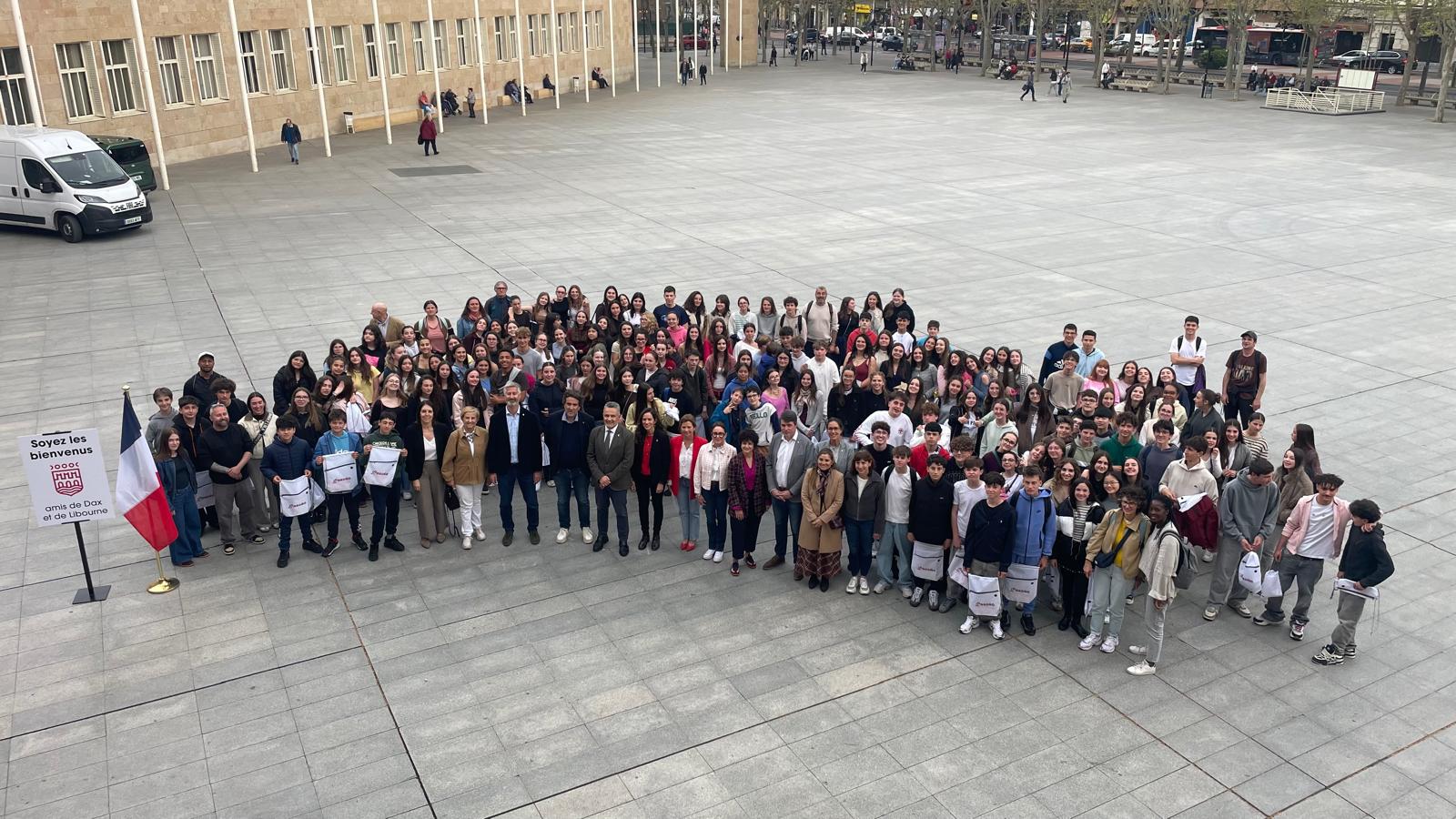 Imagen Escobar recibe a los escolares franceses de intercambio y reivindica la paz como punto de unión entre los pueblos