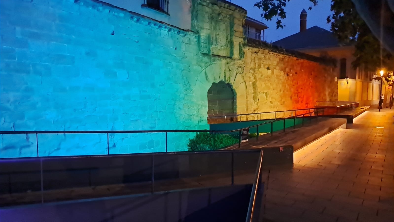 El Cubo del Revellín iluminado