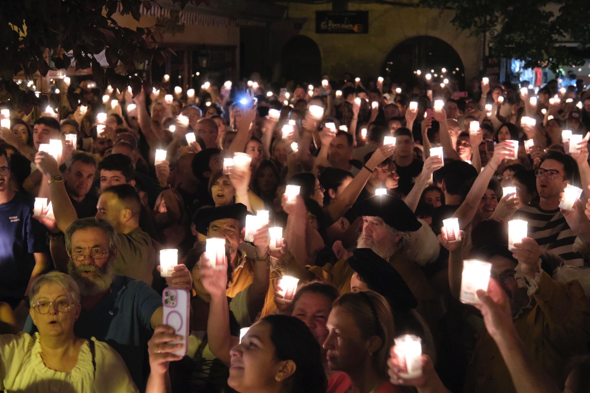 Imagen La entrega de las insignias de San Bernabé, la ofrenda floral, el desfile de luminarias y los fuegos artificiales destacan en el programa festivo de mañana