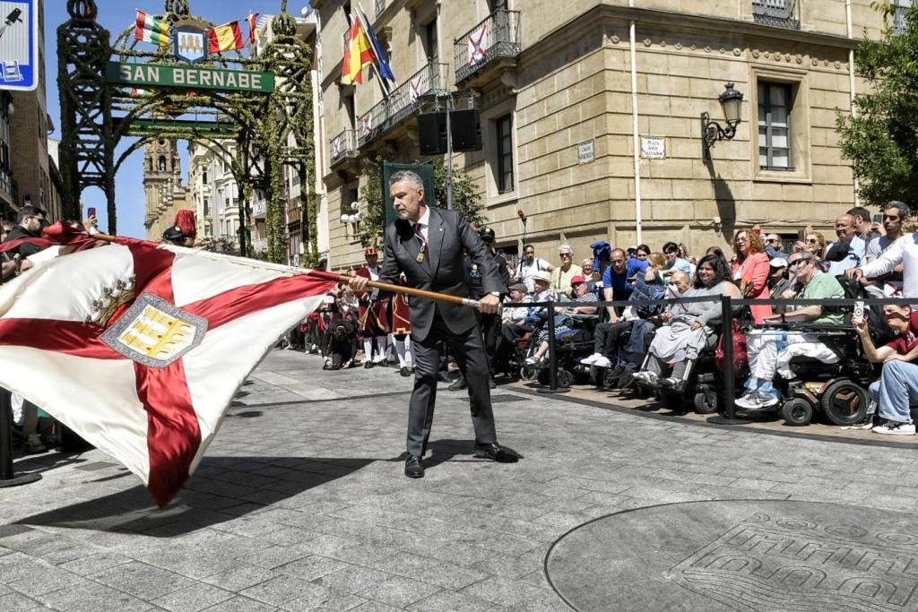 Imagen El alcalde dedica los banderazos a las personas con discapacidad, a la música y al vino de Rioja