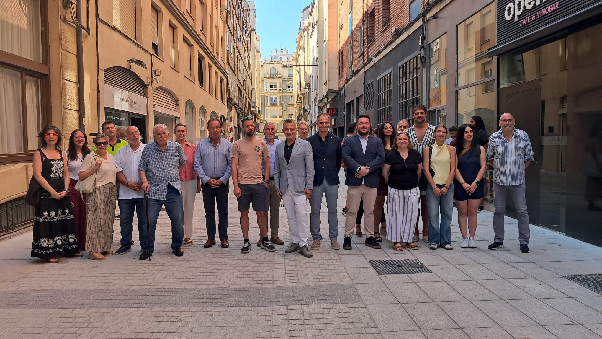Imagen El alcalde de Logroño inaugura la calle Beti Jai en un acto en el que se ha colocado una placa en honor a las raquetistas del mítico frontón