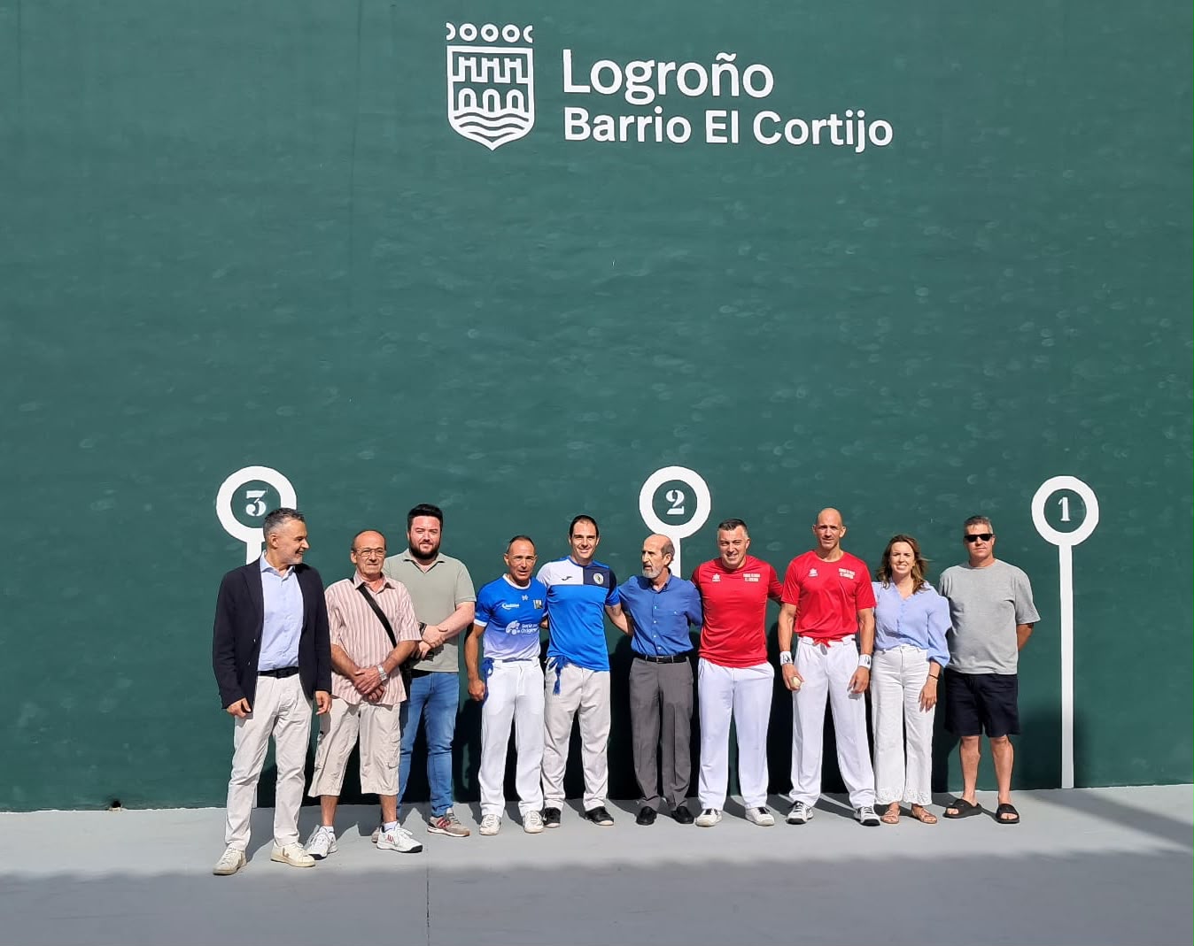 Imagen El Cortijo inaugura su frontón tras la rehabilitación de la instalación